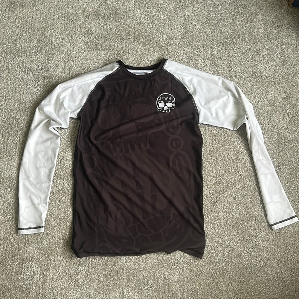 XL few will hunt rash guard never worn no bad smells